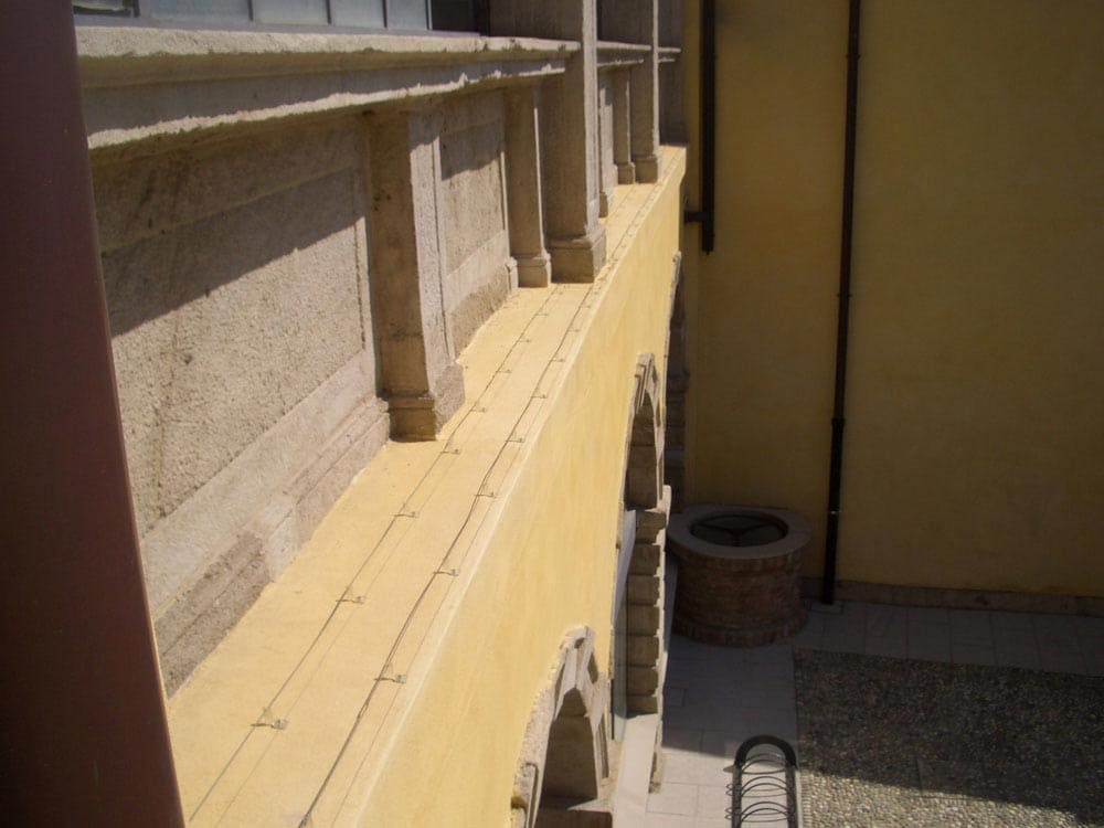 Linea elettrificata - Ecobirds® - Installatori Autorizzati Allontanamento Volatili